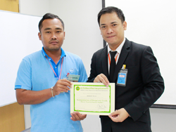 มอบประกาศนียบัตรให้กับผู้ที่ผ่านการฝึกอบรม